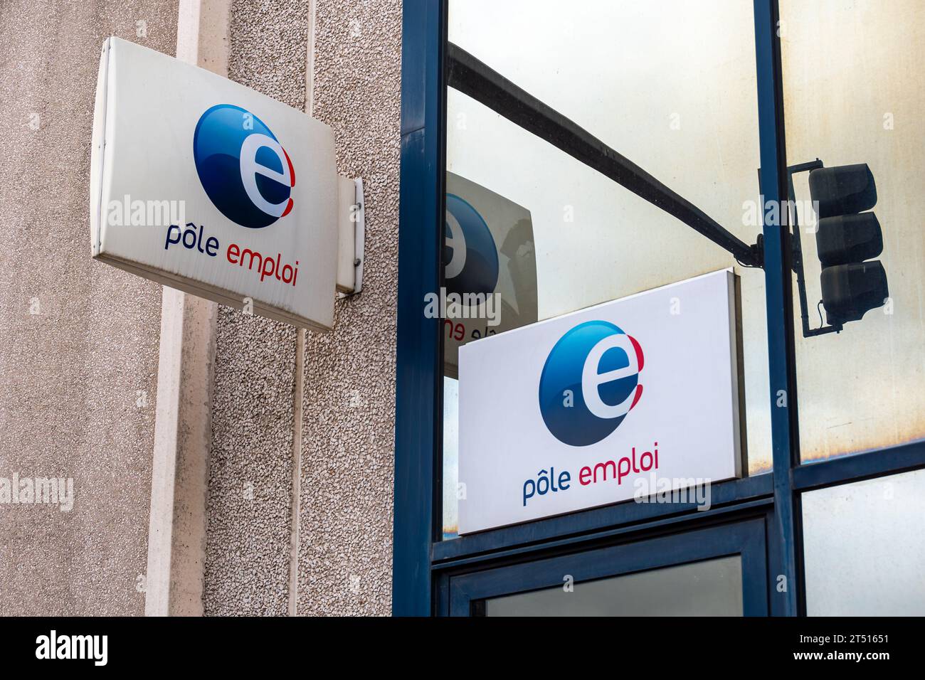 Schilder und Logos außerhalb einer Agentur Pôle Emploi (französisches Arbeitszentrum). Konzepte von Arbeitslosigkeit, Entlassungen und Entlassungen in Frankreich Stockfoto