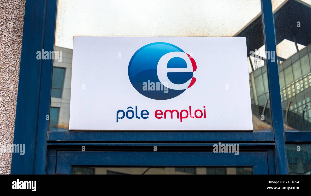 Schild und Logo vor einer Pôle Emploi Agentur (französisches Arbeitszentrum). Konzepte von Arbeitslosigkeit, Entlassungen und Entlassungen in Frankreich Stockfoto