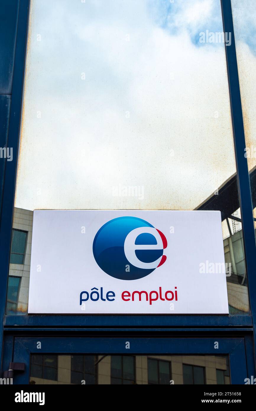 Schild und Logo vor einer Pôle Emploi Agentur (französisches Arbeitszentrum). Konzepte von Arbeitslosigkeit, Entlassungen und Entlassungen in Frankreich Stockfoto