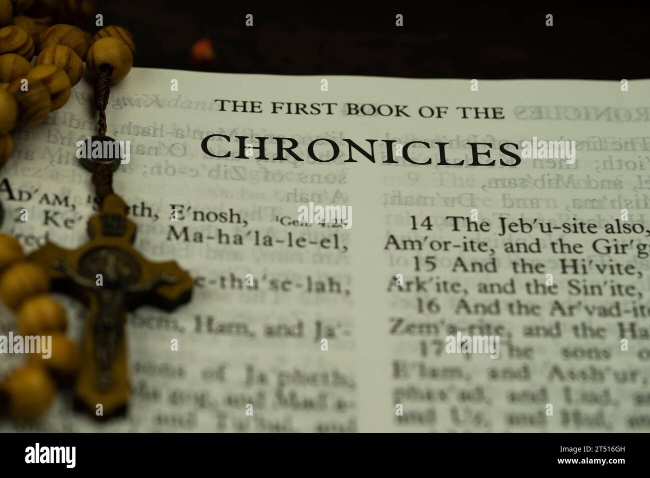 Das Holybible-Buch des ersten Buches von Chronicles Index für Hintergrund und Inspiration Vintage Beleuchtung Stockfoto