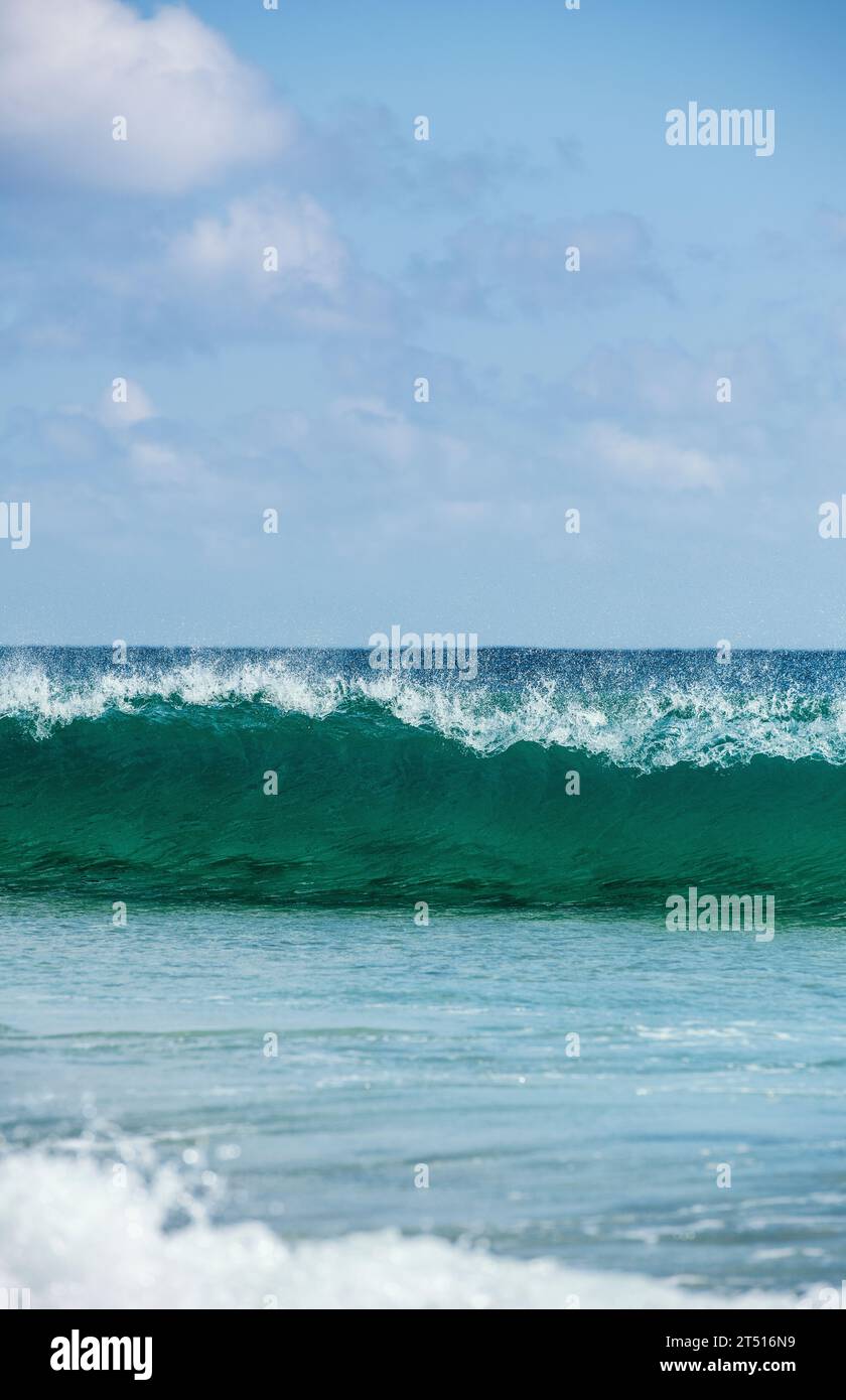 Wellen im Meer vor der Küste von Cornwall, England, Großbritannien Stockfoto