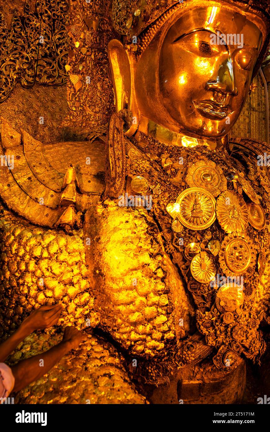 Die Menschen kleben goldene Blätter auf die goldene Mahamuni Buddha Statue, Mahamuni Paya Pagode, Mandalay, Myanmar, Asien Stockfoto