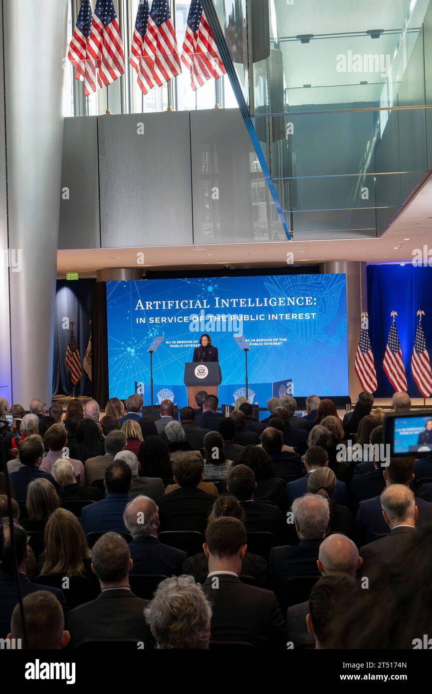 London, Vereinigtes Königreich. November 2023. US-Vizepräsidentin Kamala Harris hält Bemerkungen zur Künstlichen Intelligenz in der US-Botschaft am 1. November 2023 in London, Großbritannien. Harris sprach vor der Teilnahme am ersten globalen KI-Sicherheitsgipfel. Quelle: Foto der US-Botschaft/des Außenministeriums/Alamy Live News Stockfoto