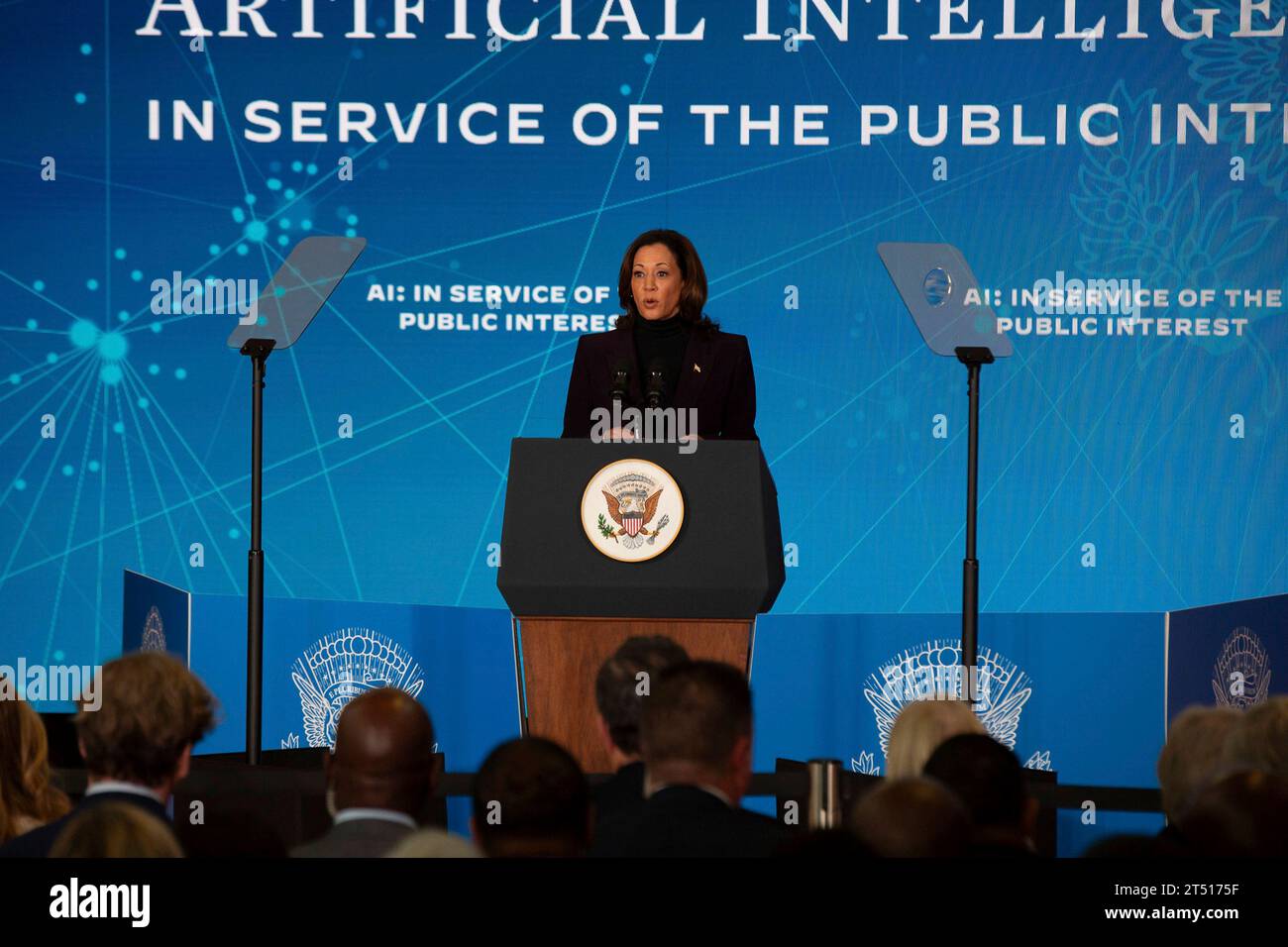 London, Vereinigtes Königreich. November 2023. US-Vizepräsidentin Kamala Harris hält Bemerkungen zur Künstlichen Intelligenz in der US-Botschaft am 1. November 2023 in London, Großbritannien. Harris sprach vor der Teilnahme am ersten globalen KI-Sicherheitsgipfel. Quelle: Foto der US-Botschaft/des Außenministeriums/Alamy Live News Stockfoto