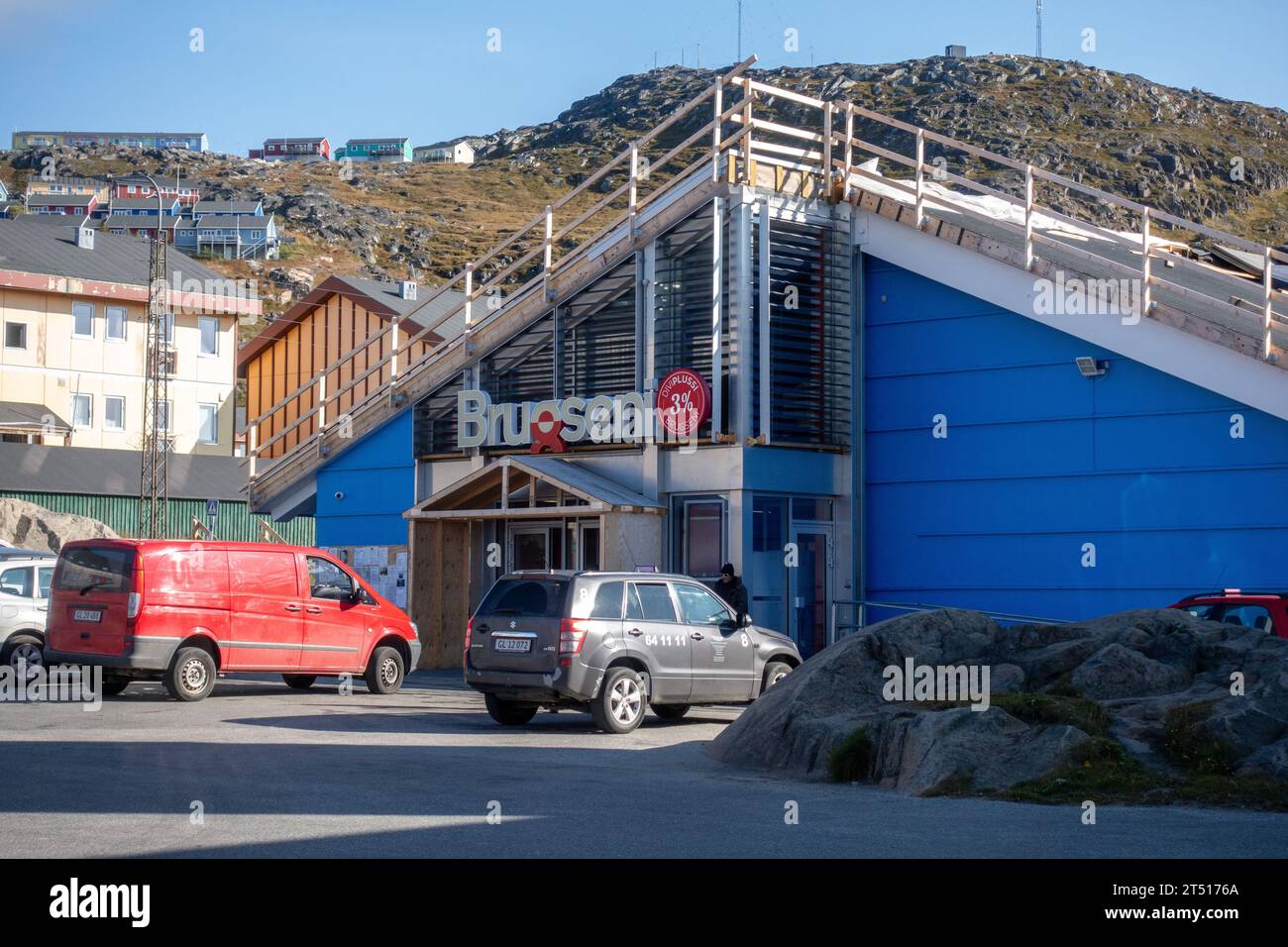 Brugseni ist eine grönländische Supermarktkette in Qaqortoq Grönland, Außenansicht des Store Entrance Building Stockfoto