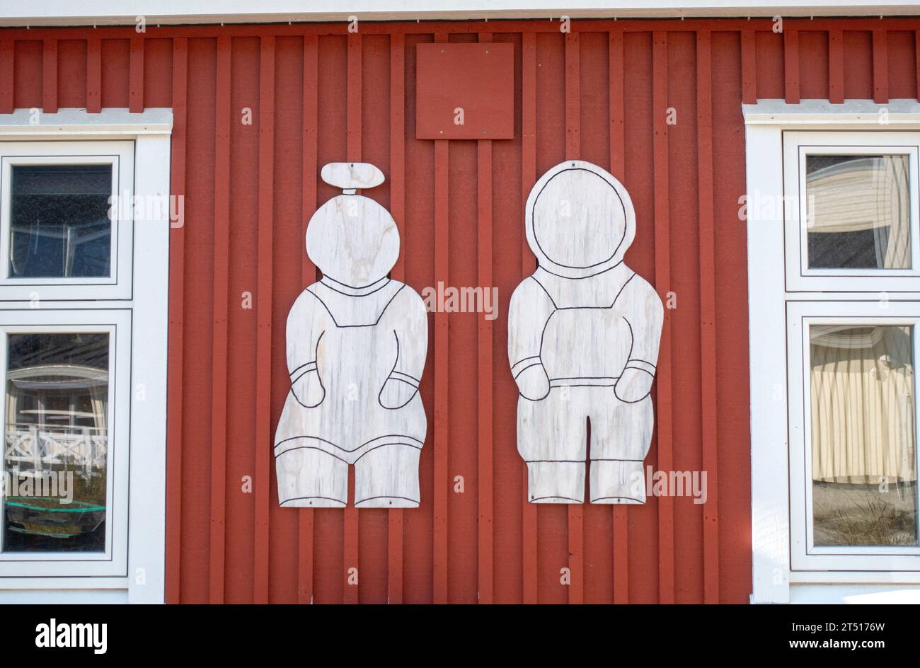 Inuusuttut Inaat Ein von der Regierung betriebenes Kinderheim in Qaqortoq Grönland, Gebäude außen mit Inuit Children Folk Art Schild Stockfoto