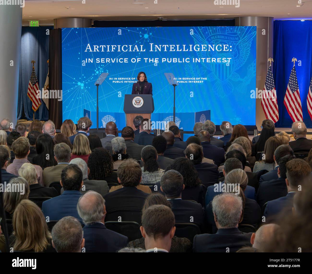 London, Vereinigtes Königreich. November 2023. US-Vizepräsidentin Kamala Harris hält Bemerkungen zur Künstlichen Intelligenz in der US-Botschaft am 1. November 2023 in London, Großbritannien. Harris sprach vor der Teilnahme am ersten globalen KI-Sicherheitsgipfel. Quelle: Foto der US-Botschaft/des Außenministeriums/Alamy Live News Stockfoto