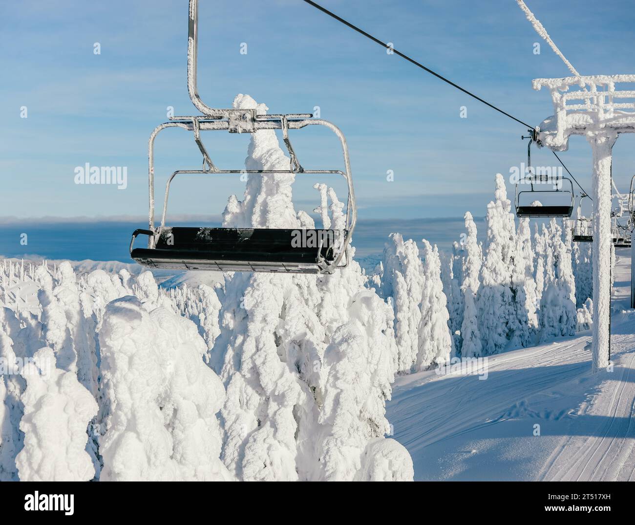 Skilift und Schneeghost im Whitefish Mountain Resort in Montana an einem Bluebird-Tag Stockfoto