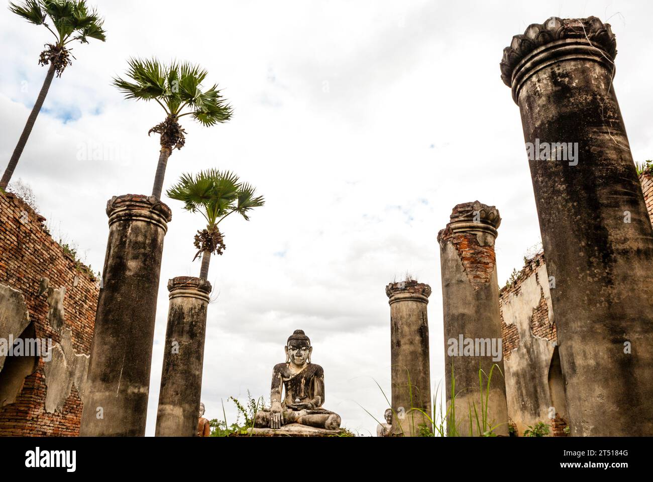 Alte weiße Buddha-Statue in Inwa, Mandalay Division, Myanmar, Asien Stockfoto