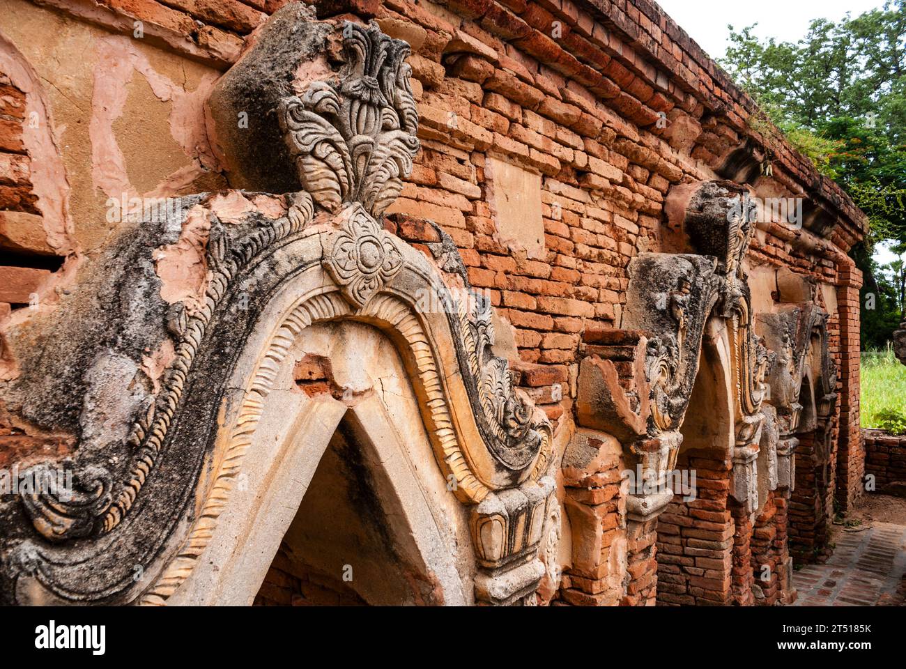 Außenansicht eines alten Tempels in Inwa, Mandalay Division, Myanmar, Asien Stockfoto