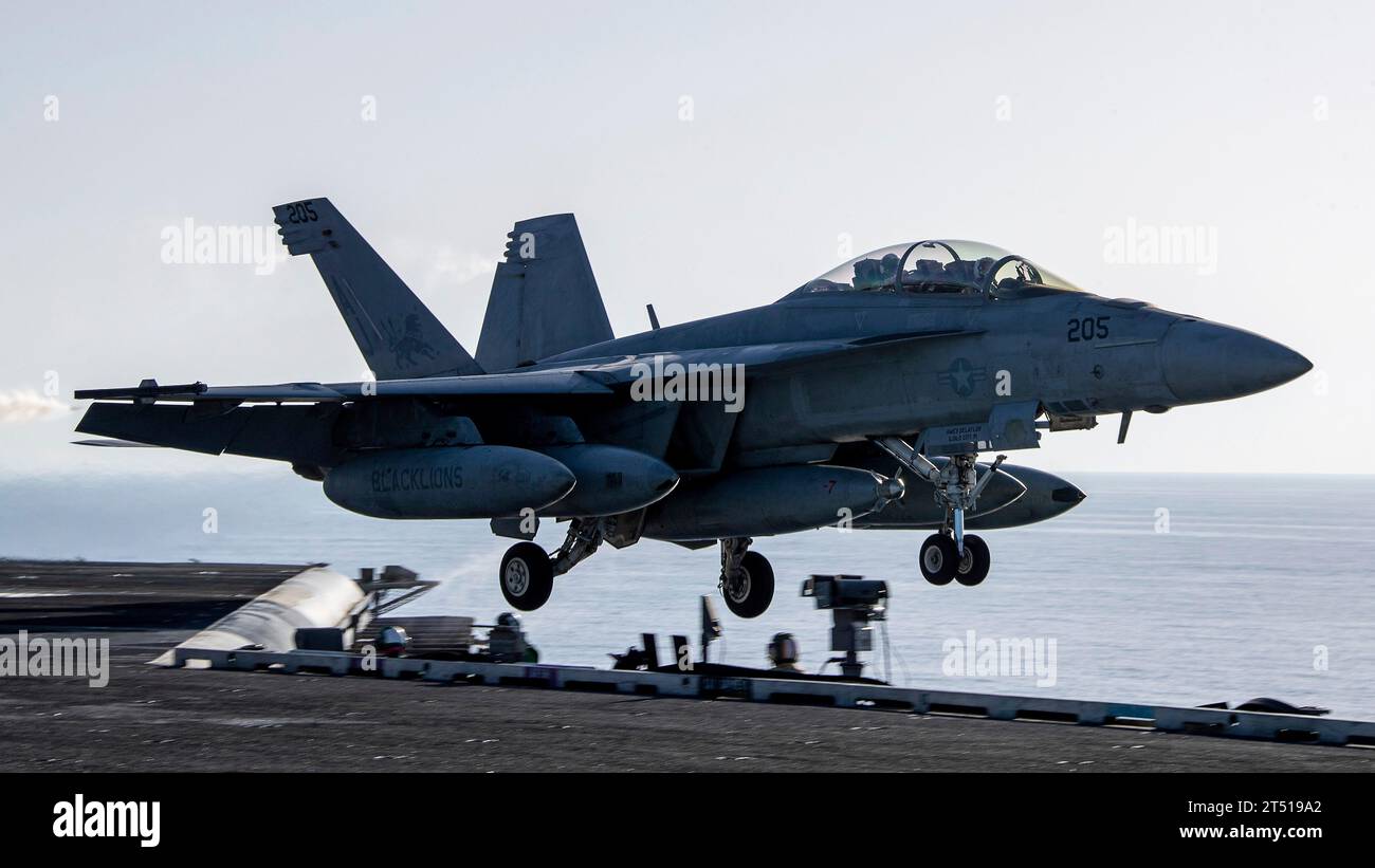 Mittelmeer, Internationale Gewässer. 24. Oktober 2023. Ein F/A-18F Super Hornet Jagdflugzeug der US Navy, das an der Black Lions of Strike Fighter Squadron 213 befestigt ist, startet am 24. Oktober 2023 vor der Küste Israels auf dem Ford-Klasse-Flugzeugträger USS Gerald R. Ford. Kredit: MC3 Simon Pike/USA Navy Photo/Alamy Live News Stockfoto