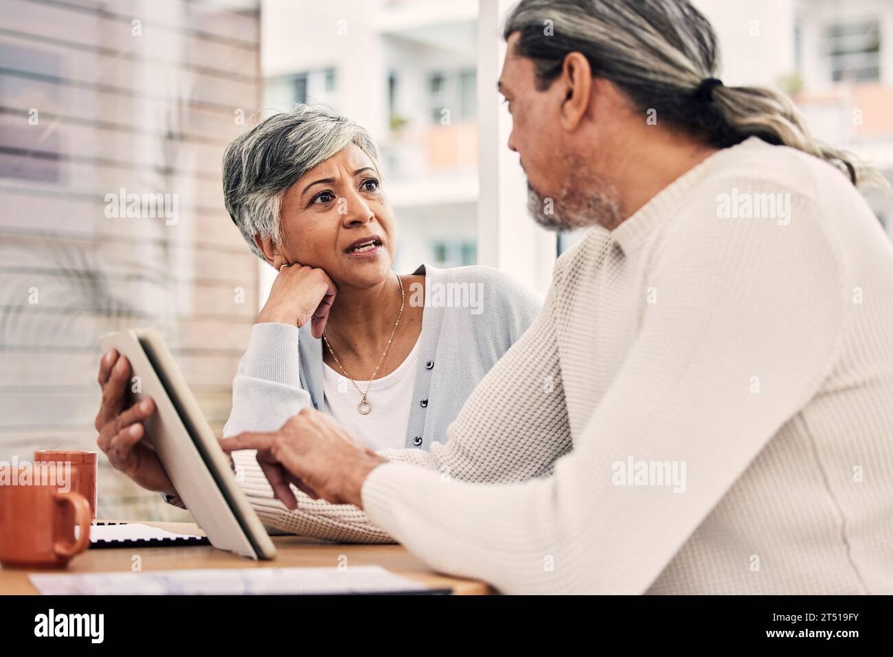 Seniorenpaar, Planung oder Stress auf Tablet mit Finanzdokumenten, Steuern oder Fragen zur Altersvorsorge im Café. Schuldenkrise, Senior Frau oder reifer Mann Stockfoto