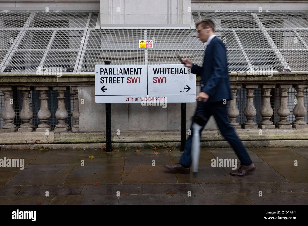 Beamte finden ihren Weg zur Arbeit in Whitehall, dem Herzen der britischen Politik, die ständig als frauenfeindlicher Beruf angesehen wird, in London, Großbritannien Stockfoto