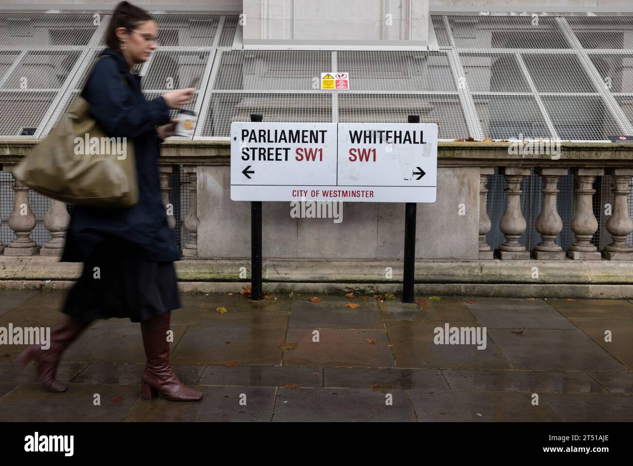 Beamte finden ihren Weg zur Arbeit in Whitehall, dem Herzen der britischen Politik, die ständig als frauenfeindlicher Beruf angesehen wird, in London, Großbritannien Stockfoto Beamte finden ihren Weg zur Arbeit in Whitehall, dem Herzen der britischen Politik, die ständig als frauenfeindlicher Beruf angesehen wird, in London, Großbritannien Stockfoto