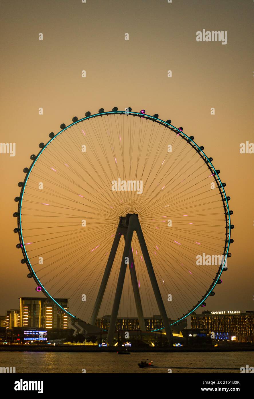 Dubai, VAE – 20. September 2023: Das stationäre Ain Dubai leuchtete noch während der Reparatur, um seine Rotation wieder aufzunehmen. Blick vom Yachthafen von Dubai Stockfoto