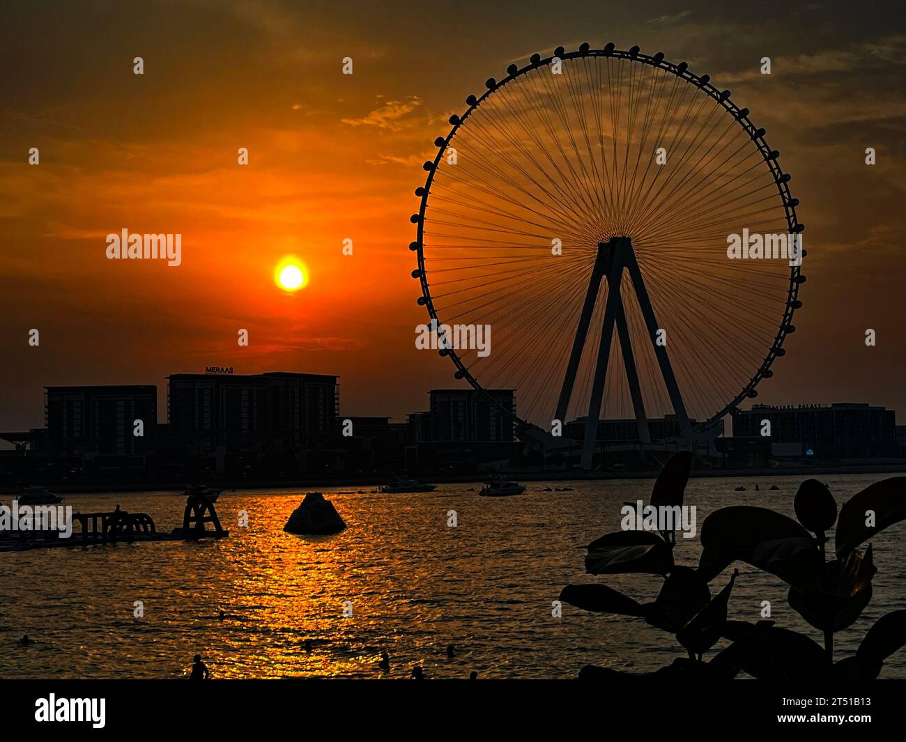 Dubai, VAE – 21. September 2023: Das stationäre Ain Dubai leuchtet noch während der Reparatur, um seine Rotation wieder aufzunehmen. Blick vom Yachthafen von Dubai. Stockfoto