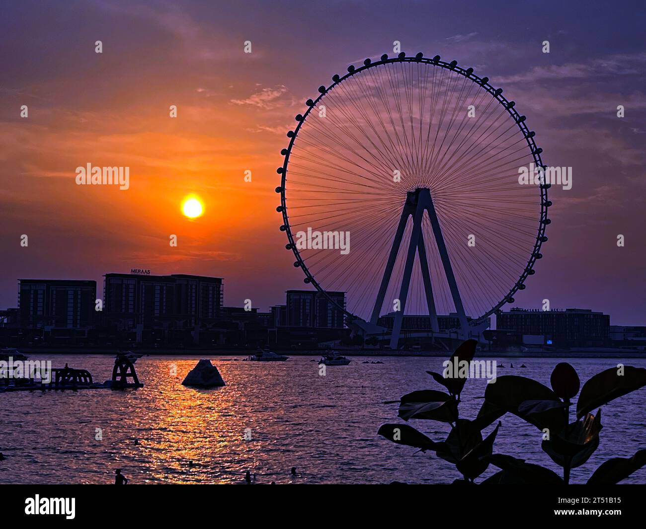 Dubai, VAE – 21. September 2023: Das stationäre Ain Dubai leuchtet noch während der Reparatur, um seine Rotation wieder aufzunehmen. Blick vom Yachthafen von Dubai. Stockfoto