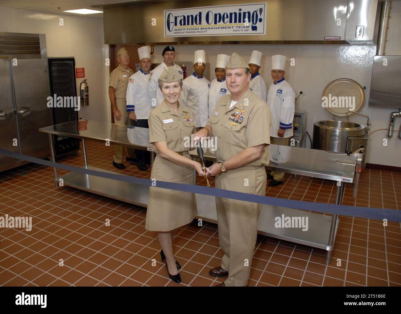 080811-N-2174P-001 NORFOLK, Virginia (11. August 2008) Capt Ruth A. Christopherson, links, Kommandierender Offizier der Flotte und Industrial Supply Center Norfolk und Chief Warrant Officer 5 Paul Jones, Offizier-in-Charge des Marine Food Management Team (NFMT), schneiden das Band eröffnet die neue State-of-the-Art-Trainingseinrichtung am Naval Station Norfolk. Auch abgebildet sind, die NFMT Lehrer, von links, Senior Chief MachinistÕs Mate Douglas Miller; Spezialist für kulinarische 1. Klasse Michael Hamer; Armee Sgt. 1. Klasse Donald Fennell, USA; CSCS Kevin Pitre; CSCM Carol Anderson; Senior Chief kulinarische Spezialist Stockfoto