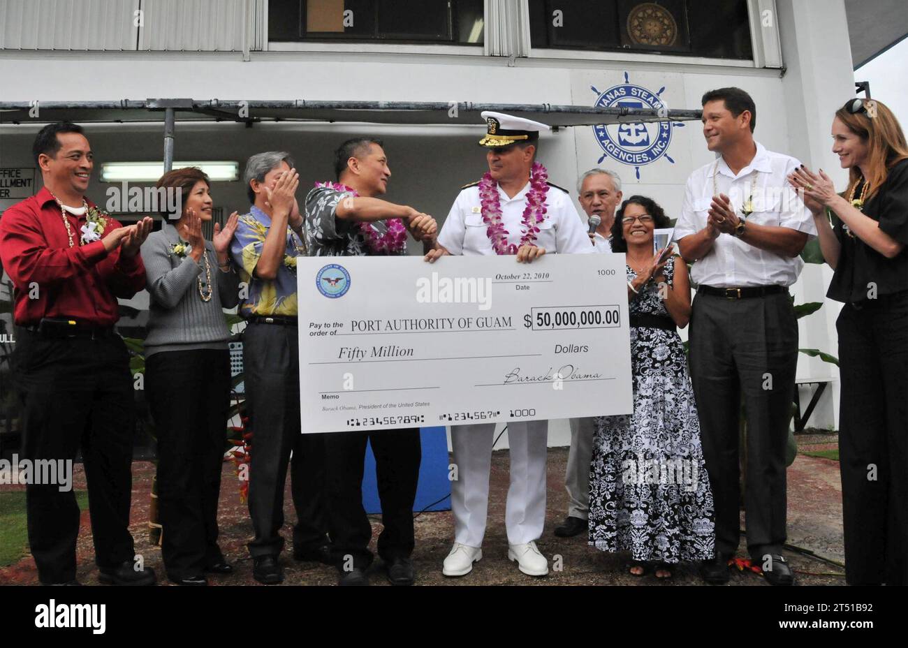 50 Millionen Dollar, Scheck, Commander Joint Region Marianas, Verteidigungsministerium, DoD, Finanzierung, Mondy, navy, Hafenbehörde von Guam, Hintermann Paul Bushong, U.S. Navy Stockfoto