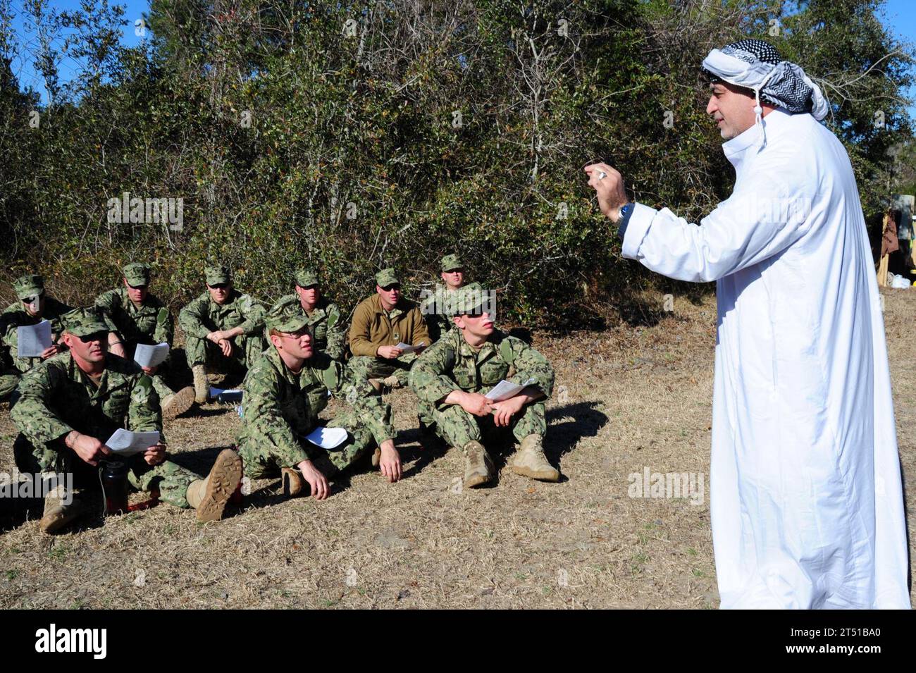 120130-N-QD416-057 BOGUE Flugplatz (30. Januar 2012) Satar Alrubai, ein Experte mit Verteidigung Ausbildungssysteme, Gegenstand führt eine kulturelles Bewusstsein-Klasse mit Mitgliedern der Riverine Squadron 2 während Fett Alligator 2012. Fett Alligator ist die größte amphibische Marineübung in den letzten 10 Jahren und steht für die Navy und Marine Corps Revitalisierung des gesamten Spektrums der amphibische Operationen. Die Übung konzentriert sich auf heutigen Kampf mit heutigen Kräfte, während die Vorteile der Seabasing präsentiert. Diese Übung wird vom 30. Januar bis 12. Februar 2012 Wasser und an Land in und um Virgi stattfinden Stockfoto