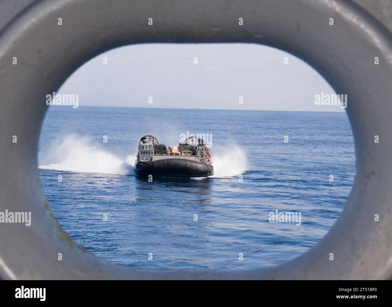 1001259327W-053 CARIBBEAN SEA (25. Januar 2010) Landing Craft Air Cushion (LCAC) 77, von der Assault Craft Unit (ACU) 4, fährt zum Brunnendeck des amphibischen Angriffsschiffs USS Nassau (LHA 4). LCAC-7, die 24th Marine Expeditionary Unit (24th MEU), das amphibische Dock-Landungsschiff USS Ashland (LSD 48) und das amphibische Transportdock USS Mesa Verde (LPD 19) Sie sind an Bord von Nassau als Teil der Nassau Amphibious Ready Group, die die Operation Unified Response nach dem Erdbeben der Stärke 7,0 in der Nähe von Port-au-Prince am 12. Januar 2010 unterstützt. Marineblau Stockfoto