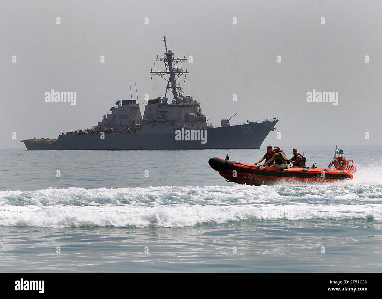 1004191082Z-131 U.S. 5TH FLEET AREA OF RESPONSIBILITY (19. April 2010) Ein Starrrrumpf-Schlauchboot der US-Küstenwache passiert in der Nähe des Raketenzerstörers USS The Sullivans (DDG 68). Die Sullivans sind Teil der Nassau Amphibious Ready Group, die Operationen im Bereich der Gefahrenabwehr und der Zusammenarbeit im Bereich der Theatersicherheit im Zuständigkeitsbereich der 5. US-Flotte unterstützt. Marineblau Stockfoto