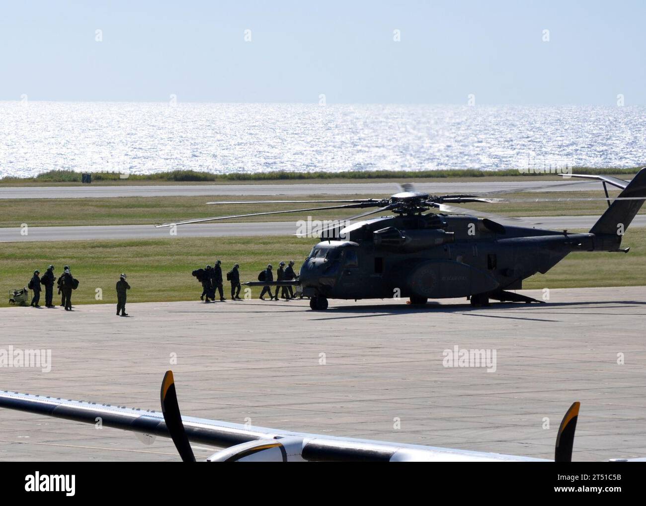 1001158241M-153 GUANTANAMO BAY (15. Januar 2010) Seemänner gehen an Bord eines MH-53E Sea Dragon, der der Mine Countermeasures Squadron (HM) 15 auf dem Flugplatz der Marinestation Guantanamo Bay zugeteilt wurde. Die Blackhawks transportierten Personal zur USS Carl Vinson (CVN 70), um nach einem Erdbeben der Stärke 7,0 in Haiti am 12. Januar 2010 zu unterstützen. Marineblau Stockfoto