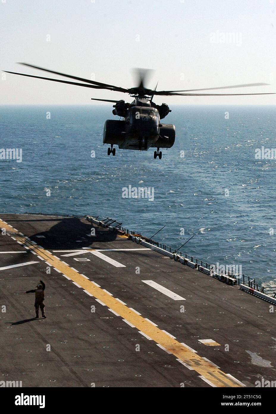 0901285681S-027 PERSISCHER GOLF (28. Januar 2009) ein MH-53 Sea Dragon aus der Helicopter Mine Counter Measures Squadron (HM) 15 landet an Bord des amphibischen Mehrzweckschiffs USS Iwo Jima (LHD 7). Iwo Jima wird als Teil der Iwo Jima Expeditionary Strike Group eingesetzt, die maritime Sicherheitseinsätze im Zuständigkeitsbereich der 5. US-Flotte unterstützt. Marineblau Stockfoto