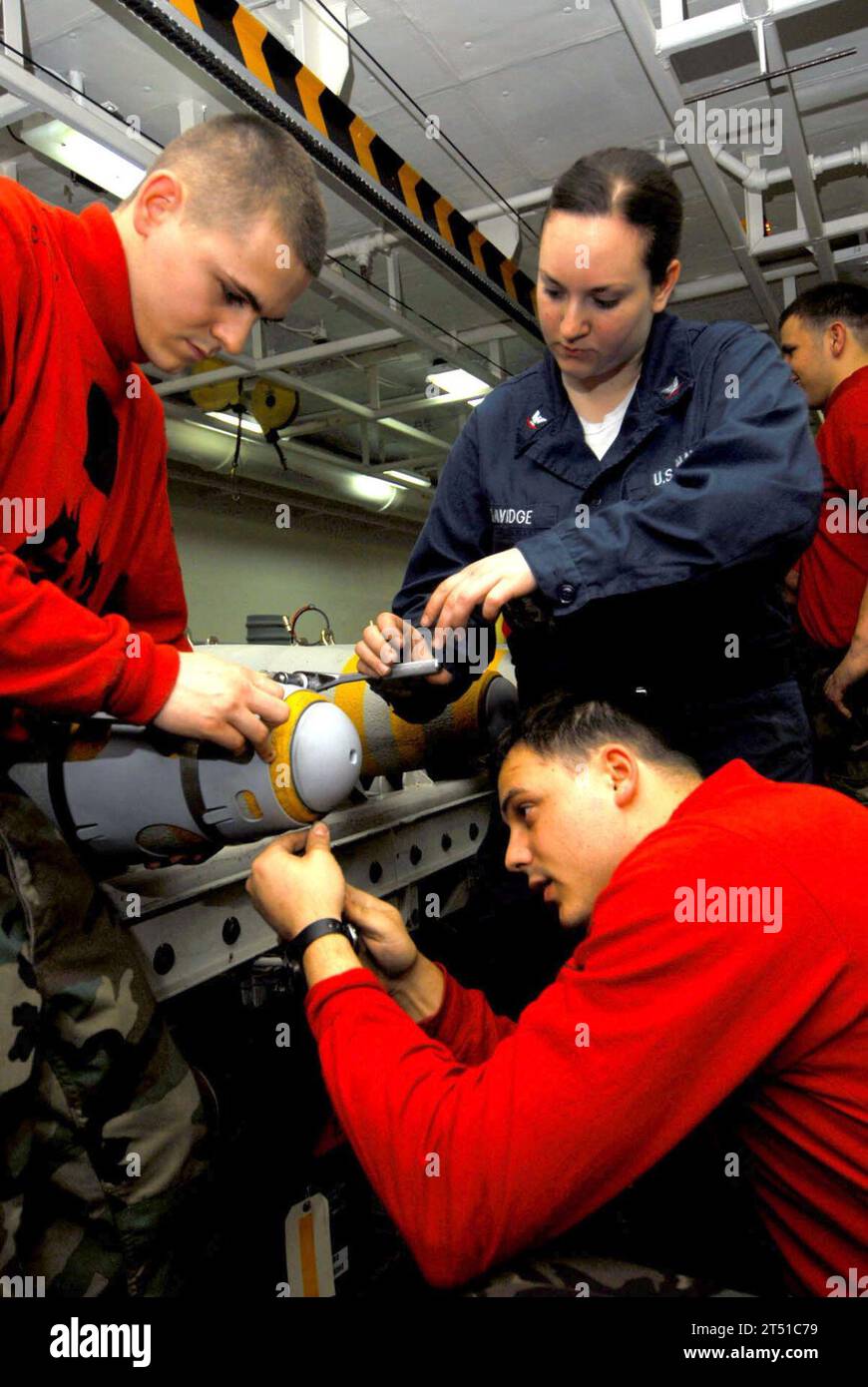 0806096538W-214 PACIFIC OCEAN (9. Juni 2008) Seeleute bauen eine geführte Bombeneinheit (GBU) 38 an Bord des Flugzeugträgers USS John C. Stennis (CVN 74) der Nimitz-Klasse zusammen. John C. Stennis und Carrier Air Wing (CVW) 9 bieten vor der Küste Südkaliforniens maßgeschneiderte Trainings an. US Navy Stockfoto