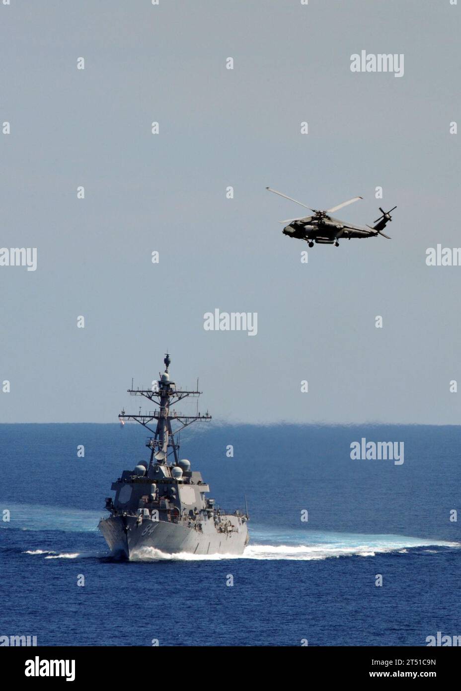 1009050569K-013 ATLANTIC OCEAN (5. September 2010) ein HH-60H Sea Hawk Hubschrauber, der den Dragonslayers of Helicopter Anti-U-Boot Squadron (HS) 11 zugeordnet ist, fliegt über dem Arleigh-Burke-Klasse-Raketenzerstörer USS Bulkeley (DDG 84). Bulkeley ist Teil der Enterprise Carrier Strike Group und führt Arbeiten und Flugoperationen zur Vorbereitung eines bevorstehenden Einsatzes durch. Marineblau Stockfoto