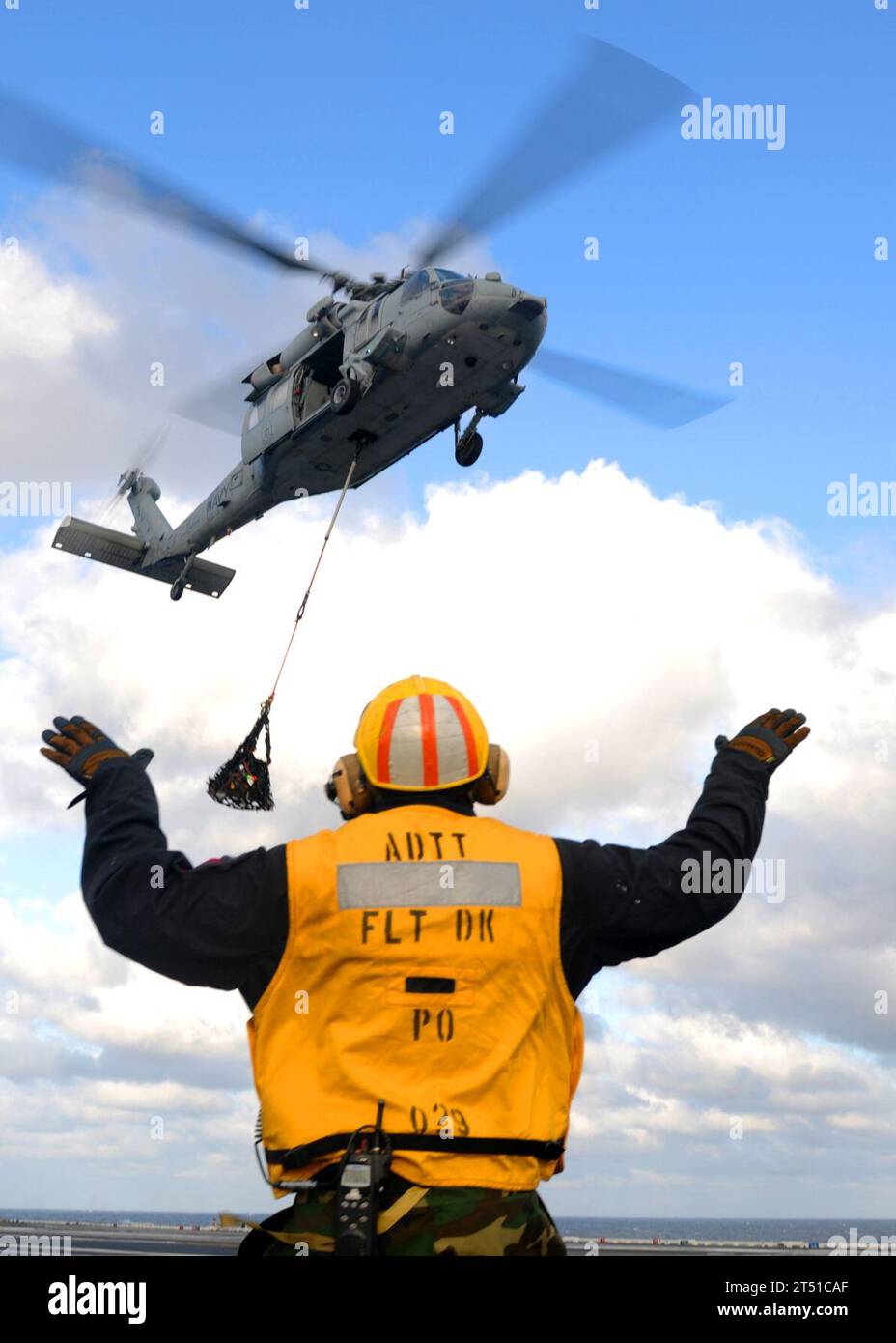 110512QL471-061 ATLANTISCHER OZEAN (12. Mai 2011) Ein Sailor meldet einen MH-60S Sea Hawk Hubschrauber von der Tridents of Helicopter Sea Combat Squadron (HSC) 9 während einer vertikalen Auffüllung an Bord des Flugzeugträgers USS George H.W. Bush (CVN 77). George H.W. Bush wird eingesetzt, um Maßnahmen zur Gefahrenabwehr im Seeverkehr und zur Zusammenarbeit im Bereich der Theatersicherheit zu unterstützen. Marineblau Stockfoto