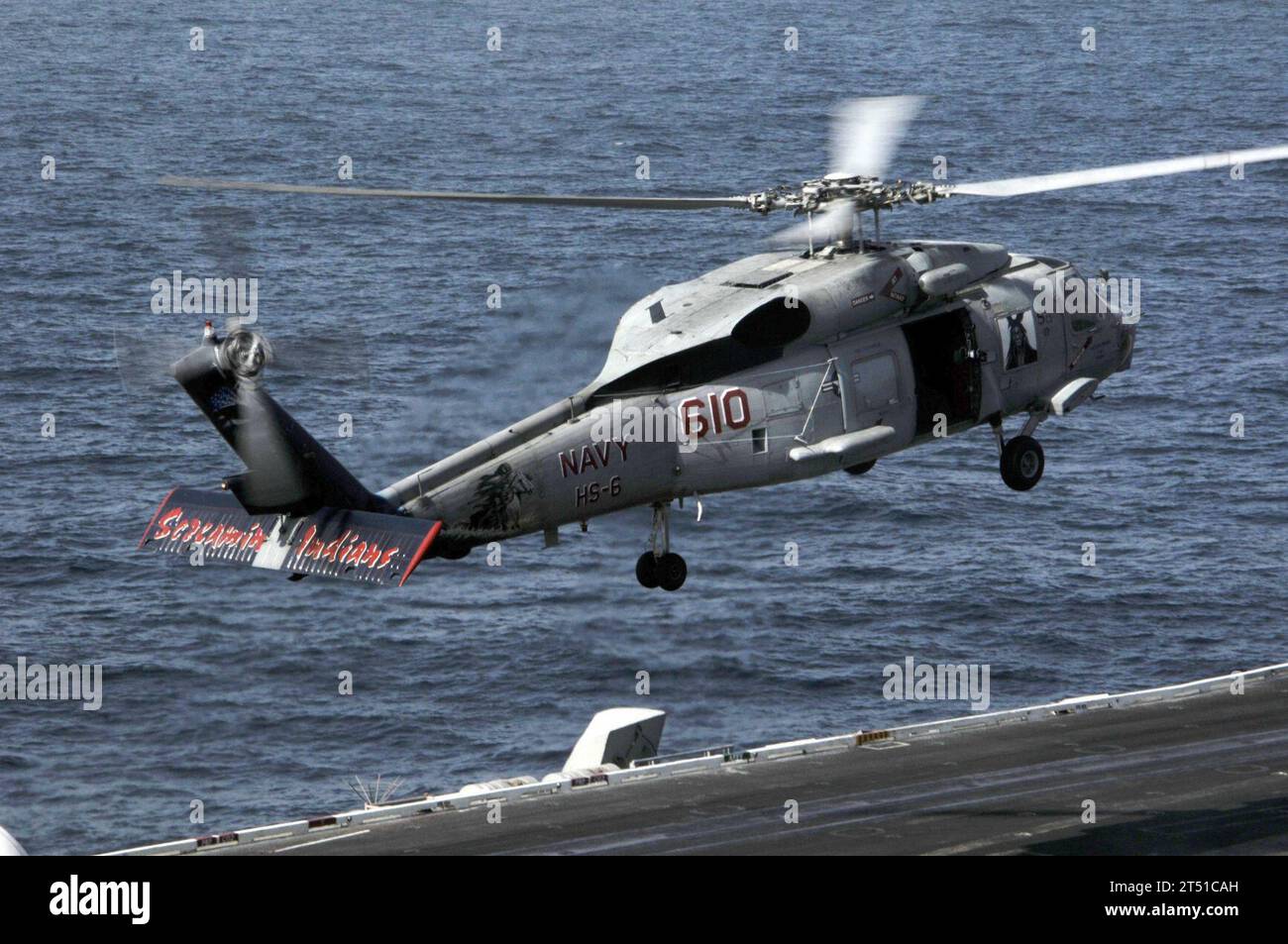 1001123038W-143 NORTH ARABIAN SEA (12. Januar 2010) ein SH-60F Sea Hawk Helikopter, der den Indians of Helicopter Anti-U-Boot Squadron (HS) 6 zugewiesen wurde, landet an Bord des Flugzeugträgers USS Nimitz (CVN 68). Die Nimitz Carrier Strike Group befindet sich im Zuständigkeitsbereich der 5. US-Flotte. Marineblau Stockfoto