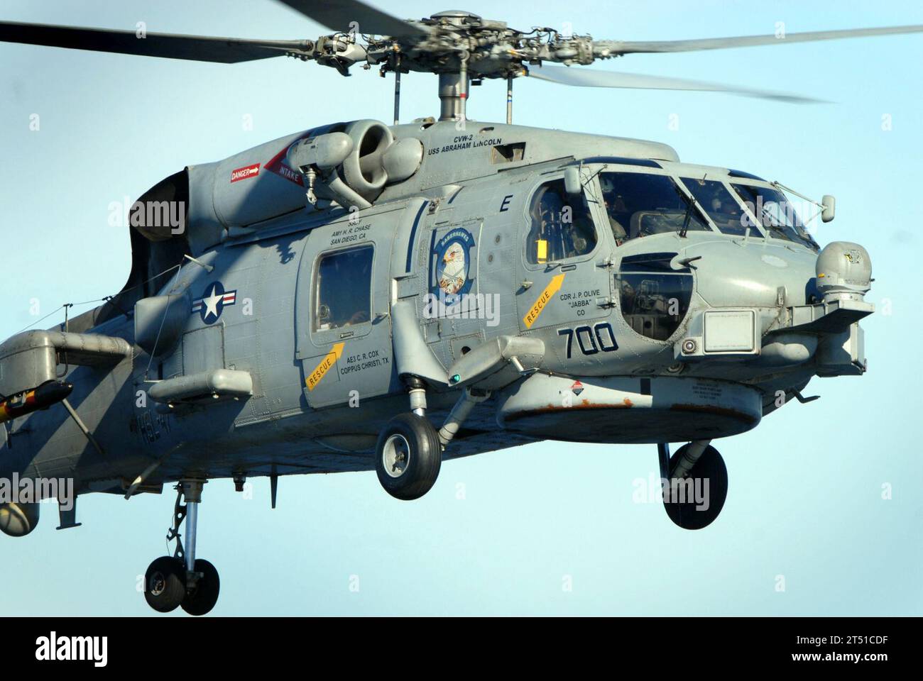 0902030774H-101 PACIFIC OCEAN (3. Februar 2009) Piloten des Helicopter Anti-Submarine Squadron Light (HSL) 47 landen einen SH-60B Sea Hawk an Bord des Flugzeugträgers USS Abraham Lincoln (CVN 72). Lincoln führt Schulungen und Carrier-Qualifikationen durch. Marineblau Stockfoto