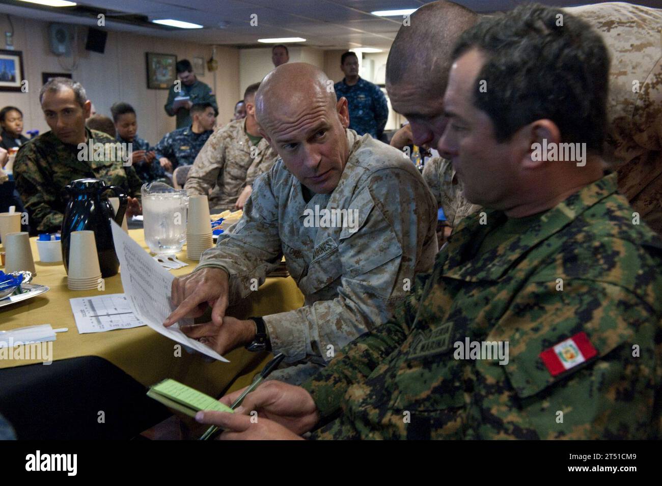 1007175319A-019 PACIFIC OCEAN (17. Juli 2010) Oberst Gary Johnston, Befehlshaber der Special Purpose Marine Air Ground Task Force (SPMAGRTF) 24 und peruanischer Oberst Gerardo Gervasi besprechen Details während einer Bestätigungsunterweisung in der Wardroom des amphibischen Transportdockschiffs USS New Orleans (LPD 18) über bevorstehende multinationale gemeinsame Übungen vor der Küste Perus während der Southern Partnership Station 2010. New Orleans beteiligt sich an der Southern Partnership Station, einem jährlichen Einsatz von US-Militärtrainingsteams in den Zuständigkeitsbereich des U.S. Southern Command. Marineblau Stockfoto