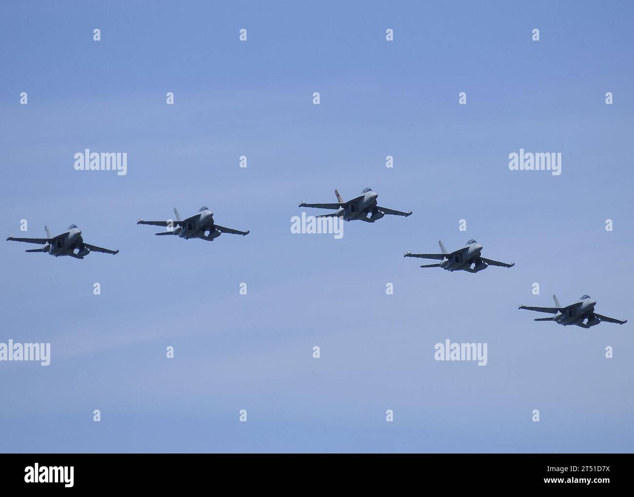 110709ZK021-005 OAK HARBOR, WASHINGTON. (9. Juli 2011) EA-18G Growlers, die den Scorpions of Electronic Attack Squadron (VAQ) 132 zugewiesen sind, führen einen Flug während einer Homecoming-Zeremonie auf der Marineflugstation Whidbey Island durch, nachdem sie einen achtmonatigen Expeditionseinsatz zur Unterstützung der Operation New Dawn und der Operation Odyssey Dawn und Unified Protector durchgeführt hatten. VAQ-132 schützte zahlreiche militärische Vermögenswerte und Mitarbeiter der US-Koalition in den Zuständigkeitsbereichen des US-Zentralkommandos und des US-europäischen Kommandos. Marineblau Stockfoto