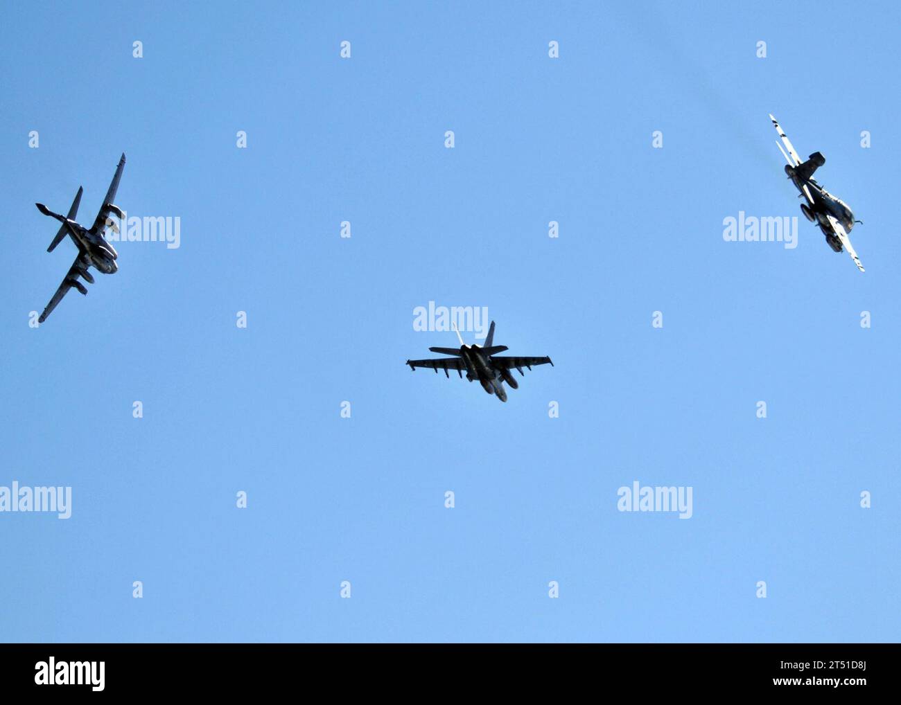 0902025386R-300 PACIFIC OCEAN (2. Februar 2009) Commander. Brad Jensen, rechts, scheidender Befehlshaber der „Lancers“ der Electronic Attack Squadron (VAQ) 131, stürzt in einen EA-6B Prowler über dem Nimitz-Klasse-Flugzeugträger USS Abraham Lincoln (CVN 72), als er den eingehenden Befehlshaber Commander verlässt. Leif Steinbaugh, links, fliegt einen EA-6B Prowler während einer Flugzeugwechsel-Zeremonie. Lincoln ist in einer geplanten Aufarbeitung und führt Schulungen und Qualifikationen durch. Marineblau Stockfoto