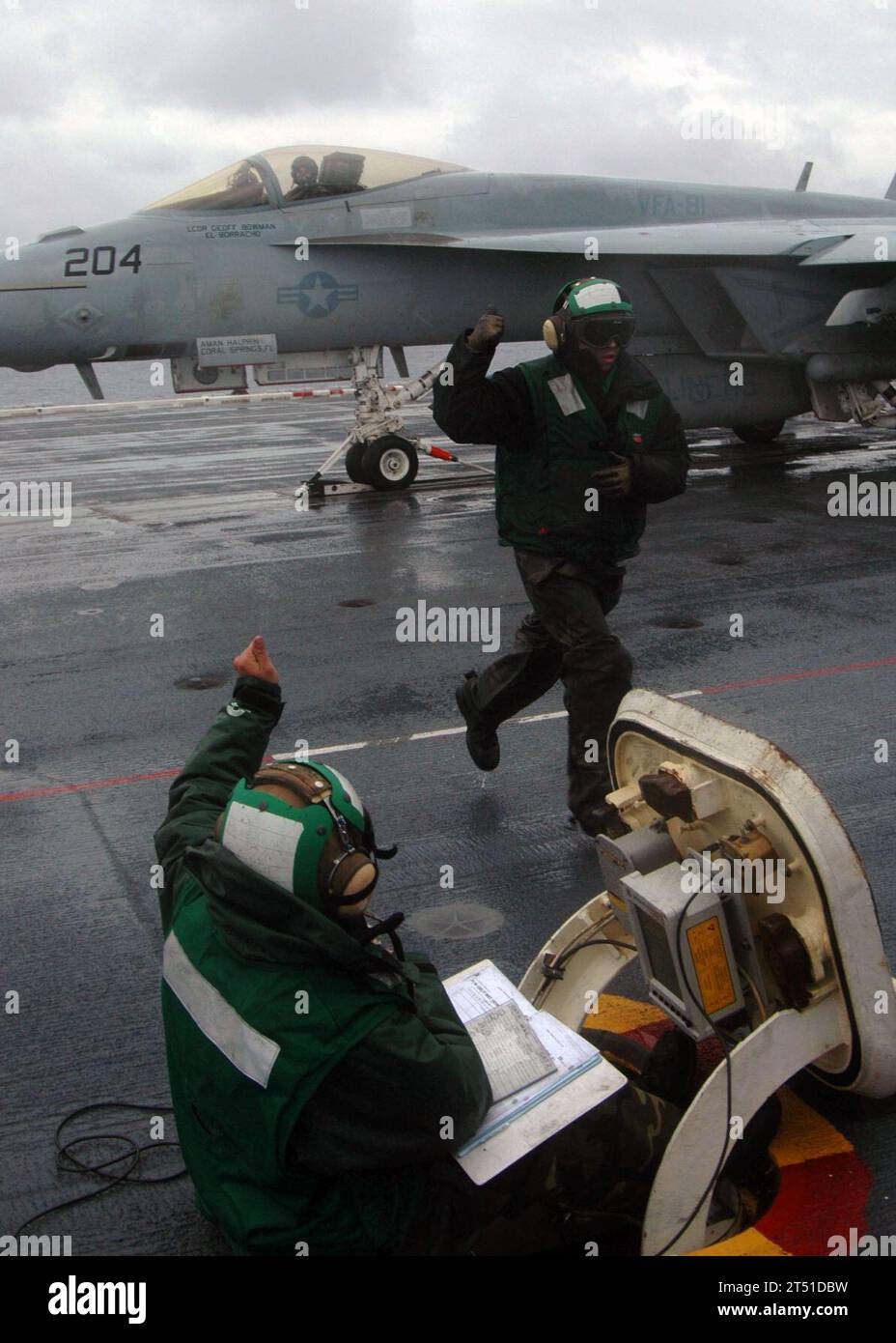 1002128822R-087 ATLANTIC OCEAN (12. Februar 2010) die Matrosen geben einen Daumen nach oben für eine durchgeführte Routineprüfung, bevor sie eine F/A-18 Super Hornet der Sunliner of Strike Fighter Squadron (VFA) 81 an Bord des Flugzeugträgers USS Carl Vinson (CVN 70) starten. Carl Vinson nimmt im Rahmen einer geplanten Homeport-Schicht an der Southern Seas 2010 Teil. Marineblau Stockfoto