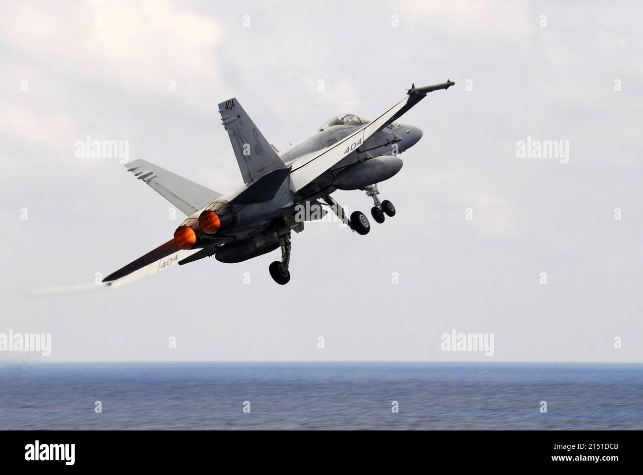 1002123327M-090 SÜDCHINESISCHE SEE (12. Februar 2010) eine F/A-18C Hornet, die den Sidewinders of Strike Fighter Squadron (VFA) 86 zugewiesen wurde, startet vom Flugzeugträger USS Nimitz (CVN 68). Die Nimitz Carrier Strike Group unterstützt maritime Sicherheitsoperationen im Zuständigkeitsbereich der 7. US-Flotte. Marineblau Stockfoto