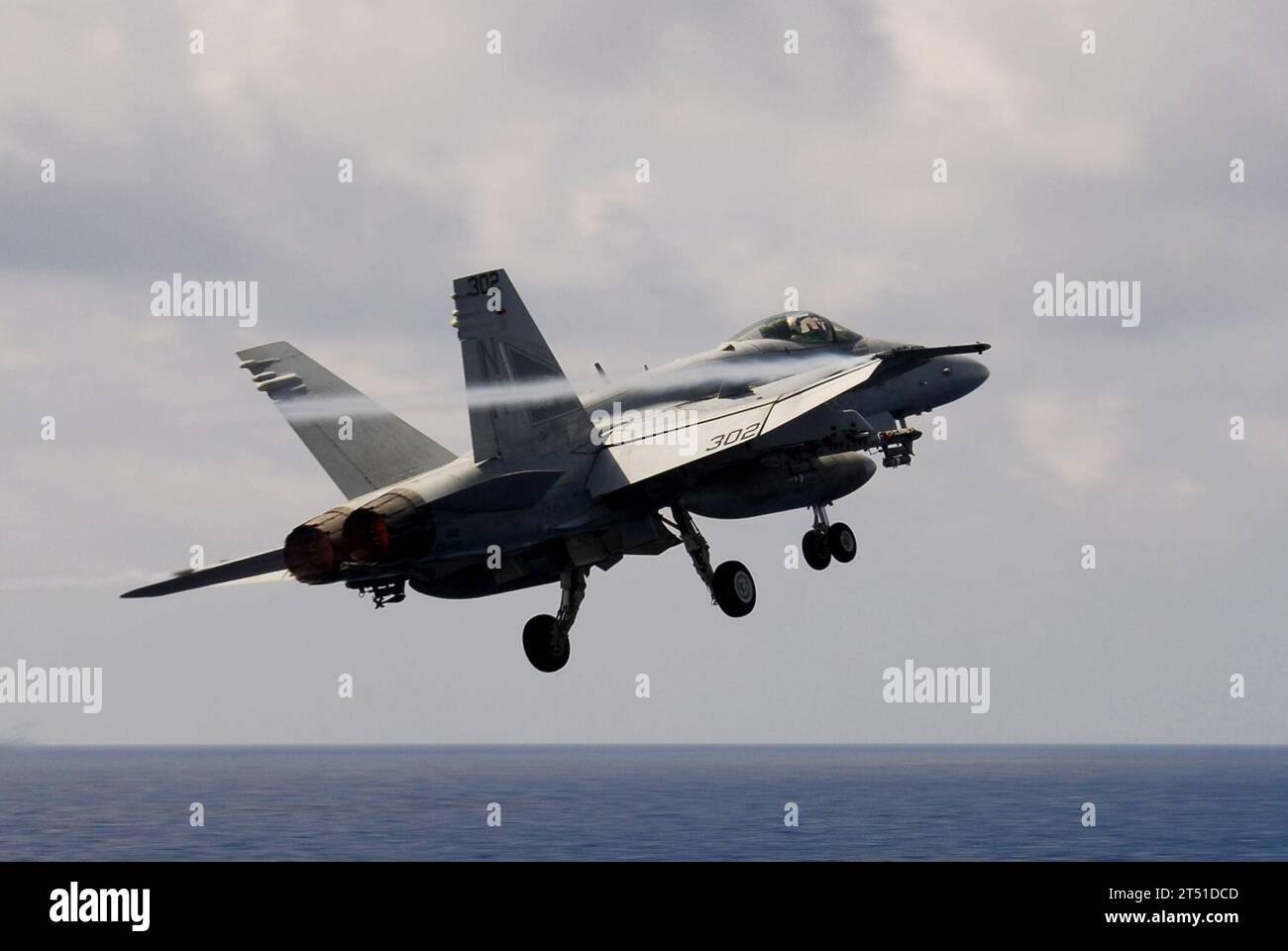 1002123327M-026 SOUTH CHINA SEA (12. Februar 2010) eine F/A-18C Hornet, die den Warhawks of Strike Fighter Squadron (VFA) 97 zugewiesen wurde, startet vom Flugzeugträger USS Nimitz (CVN 68). Die Nimitz Carrier Strike Group unterstützt maritime Sicherheitsoperationen im Zuständigkeitsbereich der 7. US-Flotte. Marineblau Stockfoto