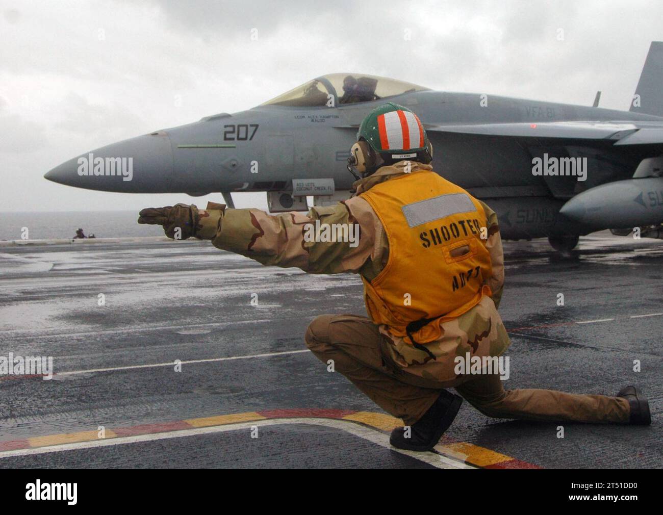 1002128822R-068 ATLANTIC OCEAN (12. Februar 2010) Ein Flugdeckschütze signalisiert eine F/A-18 Super Hornet, die den Sunliner der Strike Fighter Squadron (VFA) 81 zugewiesen ist, zum Start vom Flugdeck des Flugzeugträgers USS Carl Vinson (CVN 70). Carl Vinson nimmt im Rahmen einer geplanten Homeport-Schicht an der Southern Seas 2010 Teil. Marineblau Stockfoto