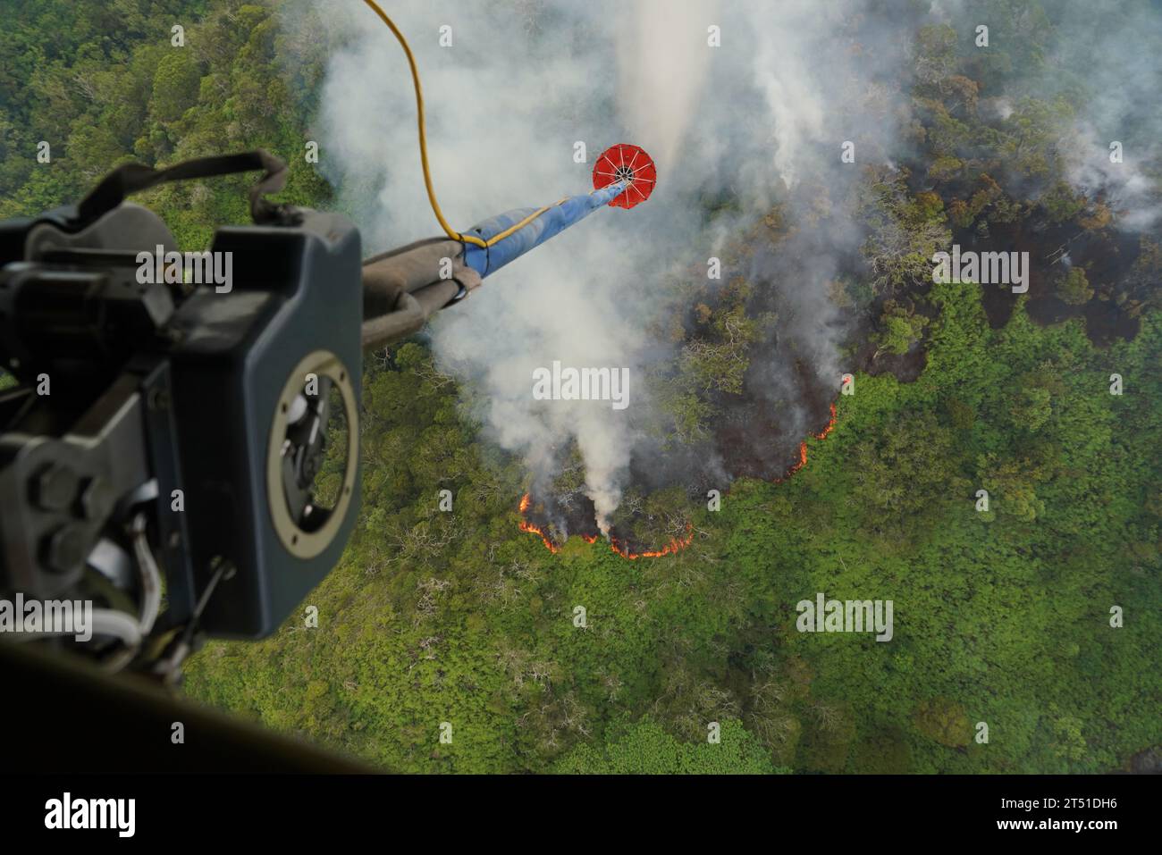 Oahu, Usa. November 2023. Ein schwerer Hubschrauber CH-47 Chinook der Hawaii Army National Guard führt Wassereimer auf Waldbränden aus, die in den Bergen über Mililani Mauka brennen, am 1. November 2023 auf Oahu, Hawaii. Kredit: MSgt. Andrew Jackson/US Air Force Photo/Alamy Live News Stockfoto