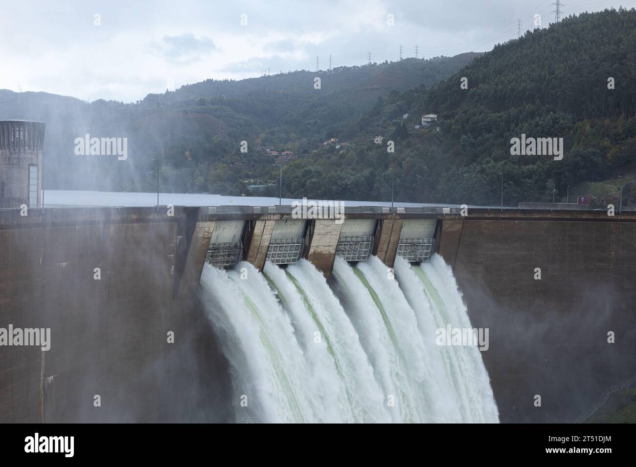 Canicada Damm Wasserabfluss aufgrund von übermäßigem Regen in den letzten Tagen - 02. November 2023. Barragem da Canicada befindet sich in der Region Minho, Portugal Stockfoto