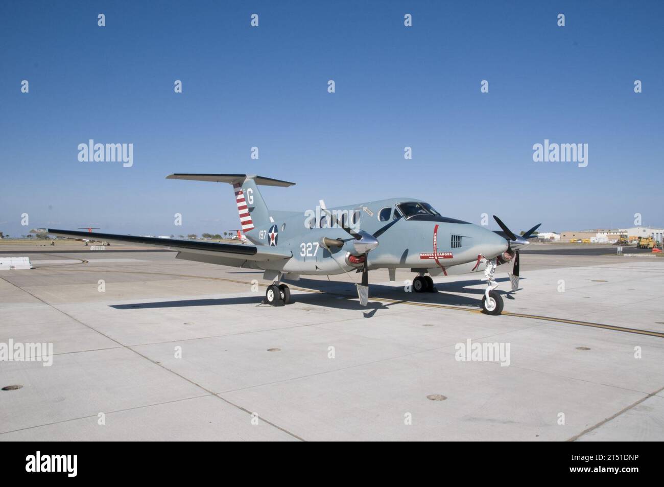 1012132728S-001 CORPUS CHRISTI, Texas (13. Dezember 2010) die Gedenkfeier TC-12 zur hundertjährigen Marinefluggung kommt bei der Training Squadron (VT) 35 an, die dem Training Air Wing 4 zugewiesen ist. Das Farbschema spiegelt Flugzeuge wider, die an der Schlacht am Korallenmeer teilnahmen. Nach einer Abnahmeprüfung ist das Flugzeug bereit für Schulungsveranstaltungen und logistische Läufe. (U.S. Navy Stockfoto