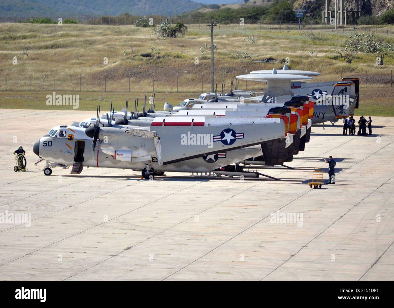 1001158241M-059 GUANTANAMO BAY, Kuba (15. Januar 2010) Ausrüstung und Vorräte werden auf einen C-2A Greyhound geladen, der den Rawhides der Fleet Logistical Support Squadron (VRC) 40 auf dem Flugplatz der Marinestation Guantanamo Bay zugewiesen ist. Die Rawhides transportieren Personal zum Flugzeugträger USS Carl Vinson (CVN 70), um die Katastrophenhilfe nach einem Erdbeben der Stärke 7,0 in Haiti am 12. Januar 2010 zu unterstützen. Marineblau Stockfoto