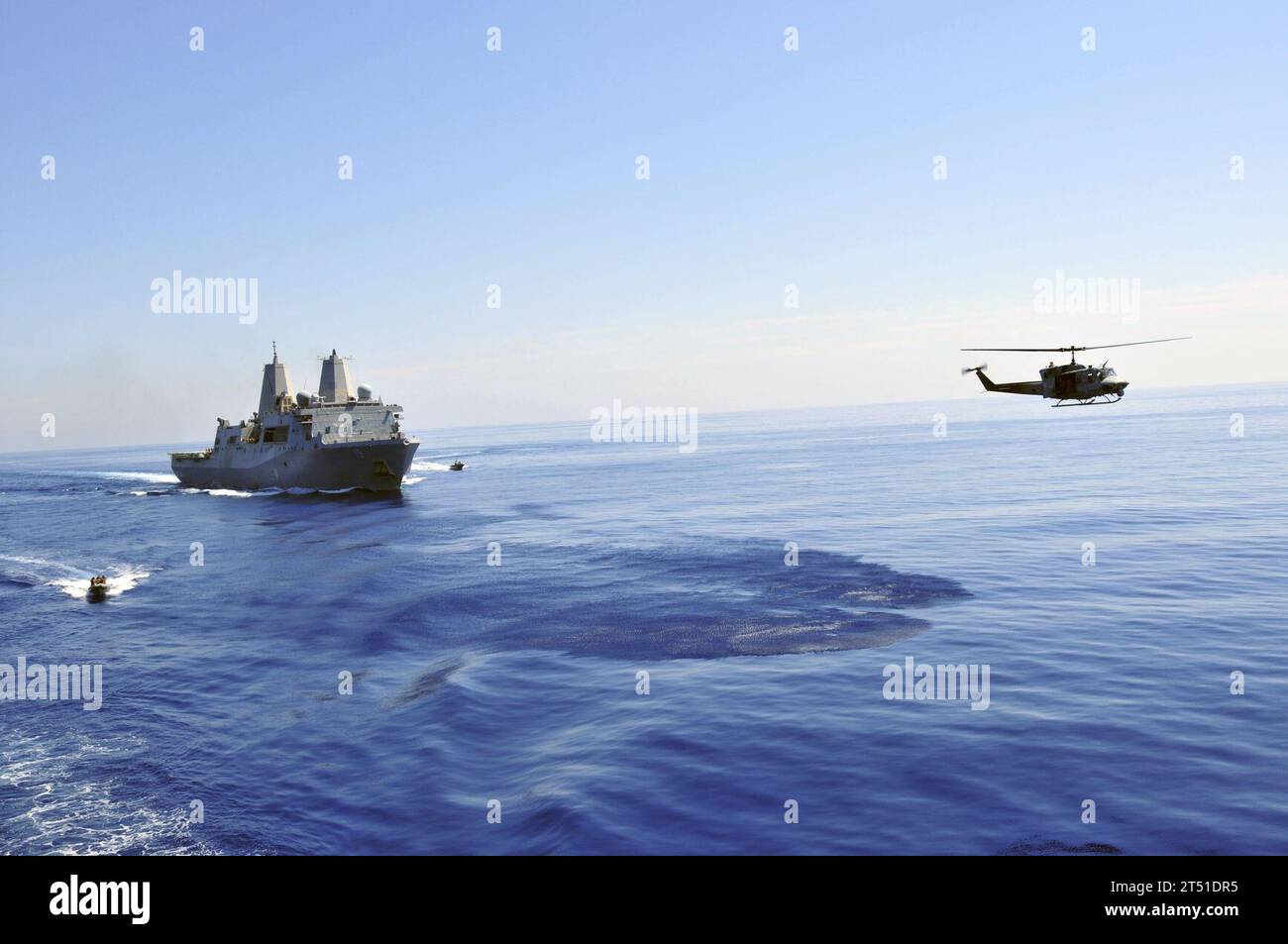 110514XO436-208 MITTELMEER (14. Mai 2011) Starrrumpf-Schlauchboote und ein UH-1N Huey Hubschrauber, der dem Amphibien-Transportschiff USS Mesa Verde (LPD 19) der San Antonio-Klasse zugewiesen ist, unterstützen Sie bei einem Besuch, an Bord, bei der Suche und bei der Beschlagnahme. Mesa Verde wird als Teil der Bataan Amphibious Ready Group eingesetzt und unterstützt maritime Sicherheitsoperationen und Kooperationsmaßnahmen im Bereich der Theatersicherheit im Zuständigkeitsbereich der 6. US-Flotte. Marineblau Stockfoto