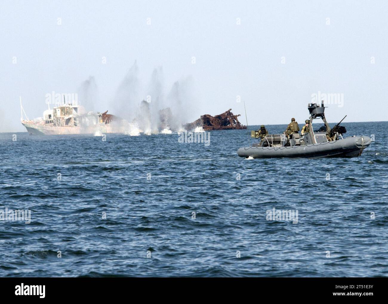 0809034500G-147 PINEY ISLAND, N.C. (3. September 2008) Ein Special Warfare Combatant-Craft Crewman (SWCC) an Bord eines 11 Meter langen Starrrrumpf-Bootes der Marine feuert während eines Live-Feuertrainings im Pamlico Sound einen MK-19 Granatwerfer ab. Die SWCC trainierte auch das Maschinengewehr des Kalibers .50, um sich auf einen bevorstehenden Einsatz zur Unterstützung des Globalen Krieges gegen den Terrorismus vorzubereiten. Marineblau Stockfoto