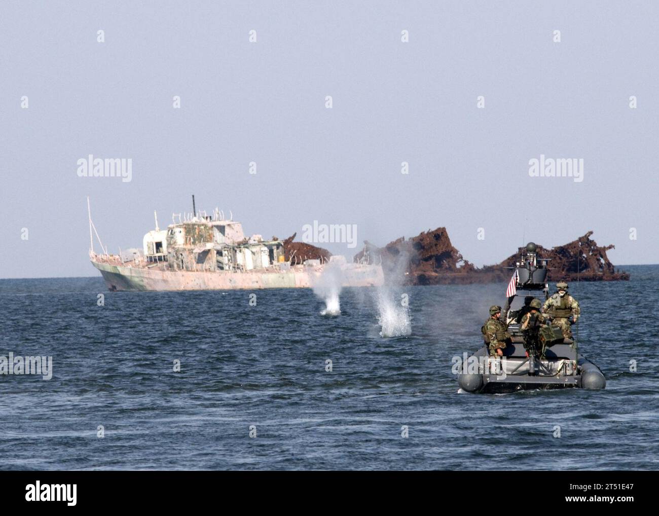 0809034500G-243 PINEY ISLAND, N.C. (3. September 2008) Ein Special Warfare Combatant-Craft Crewman (SWCC) an Bord eines 11-Meter-Bootes mit starrem Rumpf feuert während eines Live-Feuertrainings im Pamlico Sound ein 50-Kaliber Maschinengewehr ab. Die SWCC trainierte auch MK-19-Granatwerfer, um sich auf eine bevorstehende Mission zur Unterstützung des Globalen Krieges gegen den Terrorismus vorzubereiten. Marineblau Stockfoto