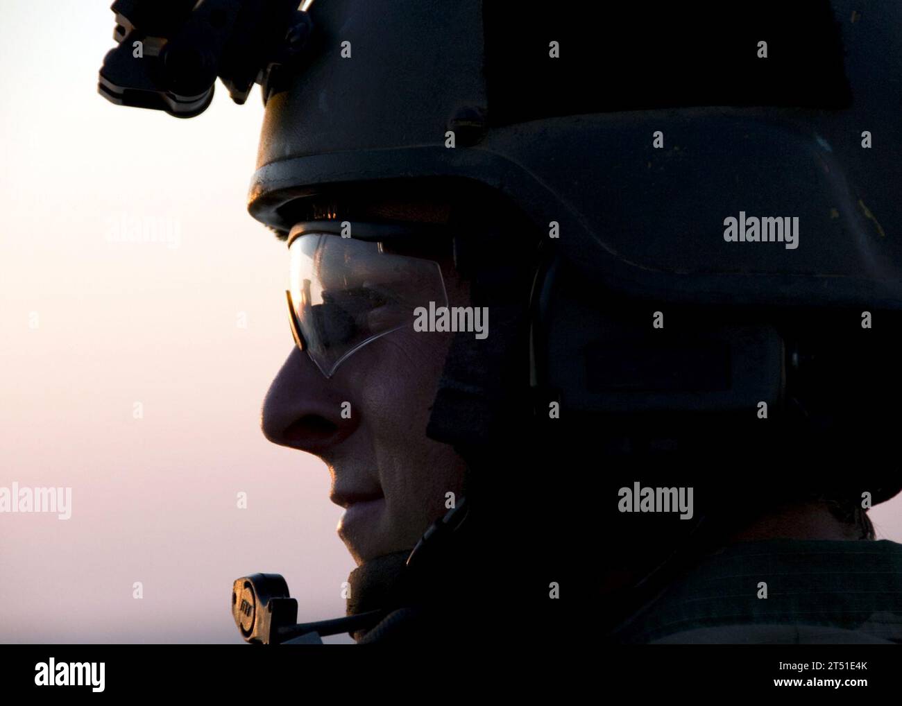 0809034500G-418 PINEY ISLAND, N.C. (3. September 2008) Ein Special Warfare Combatant-Craft Crewman (SWCC) des Special Boat Team 20 (SBT-20) macht eine Pause zwischen Live-Feuerübungen auf dem Pamlico Sound. SWCC von SBT-20 trainierte den Tag mit MK-19-Granatwerfer und 50-Kaliber-Maschinengewehren, um sich auf einen bevorstehenden Einsatz zur Unterstützung des Globalen Krieges gegen den Terrorismus vorzubereiten. Marineblau Stockfoto