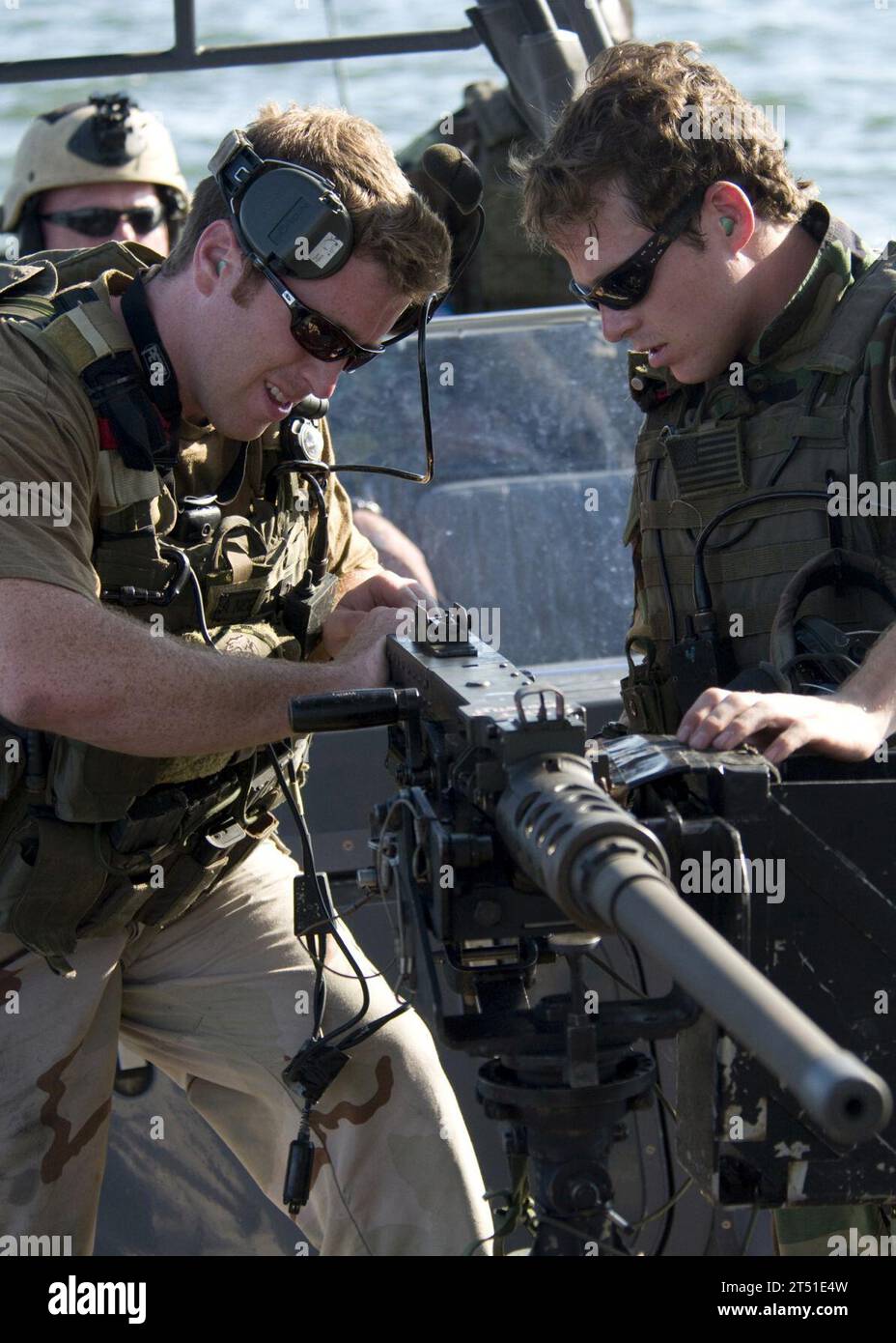 0809034500G-277 PINEY ISLAND, N.C. (3. September 2008) Special Warfare Combatant-Craft Crewmen (SWCC) vom Special Boat Team 20 lassen während eines Live-Feuertrainings im Pamlico Sound ein eingeklemmtes Maschinengewehr des Kalibers .50 auf einem 11 Meter langen, starren Boot der Naval Special Warfare frei. Die SWCC trainierte auch den Granatwerfer MK-19 während der Übung zur Vorbereitung einer bevorstehenden Mission zur Unterstützung des Globalen Krieges gegen den Terrorismus. Marineblau Stockfoto