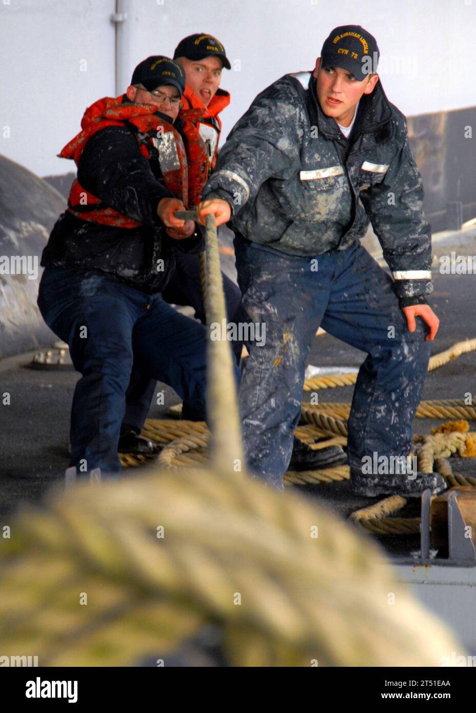 0703147981E-138 Marinestützpunkt Kitsap Bremerton (14. März 2007) – Mitglieder des Lackierteams des Deck Department arbeiten daran, einen Malkahn unter einem Aufzug auf dem Flugzeugträger USS Abraham Lincoln (CVN-72) der Nimitz-Klasse neu zu positionieren. Seit Ende August haben die Seeleute des Departements LincolnХs-Deck von Hand auf mehr als 250.000 Quadratfuß des Rumpfes und der Wetterdecks von shipХs trübe Farbe aufgetragen, und schwarze Farbe auf weitere 20.000 Quadratfuß an der Wasserlinie. Lincoln schließt derzeit die letzte Phase seiner geplanten inkrementellen Verfügbarkeit (DPIA) im Trockendock ab, in der monatelange harte Arbeit von Stockfoto